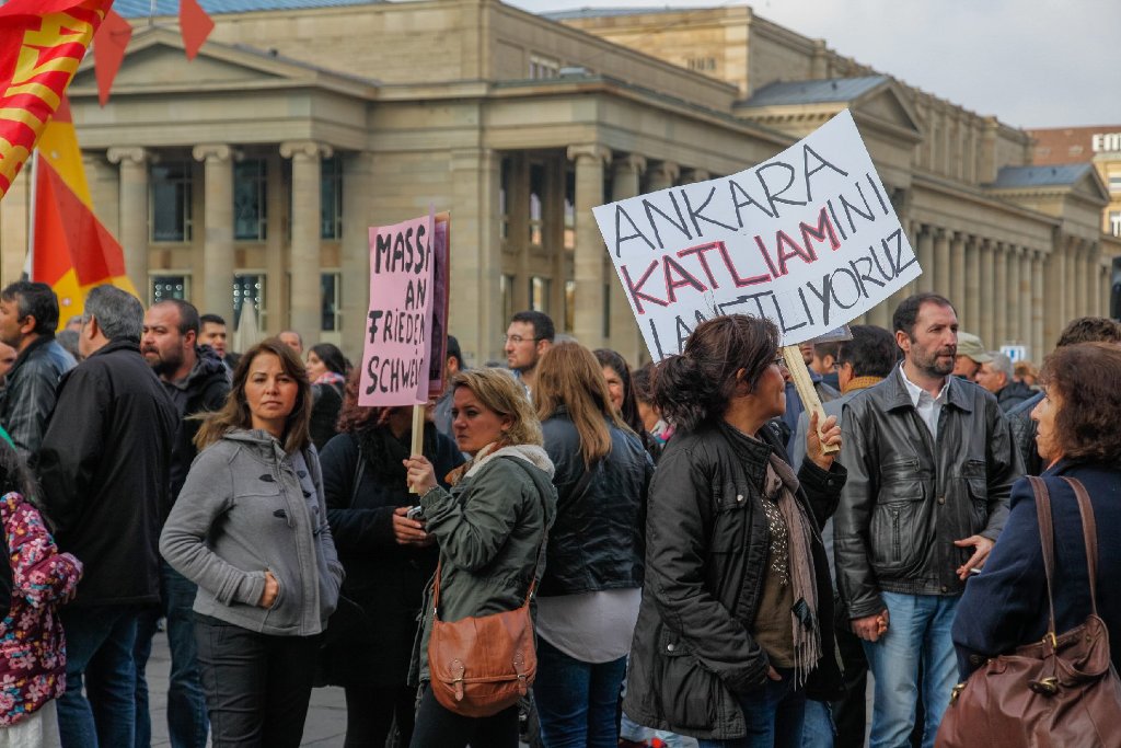 Nach den Bombenexplosionen in Ankara sind auch in Stuttgart spontan tausende Menschen auf die Straße gegangen. Die Demo durch die Innenstadt verlief friedlich.