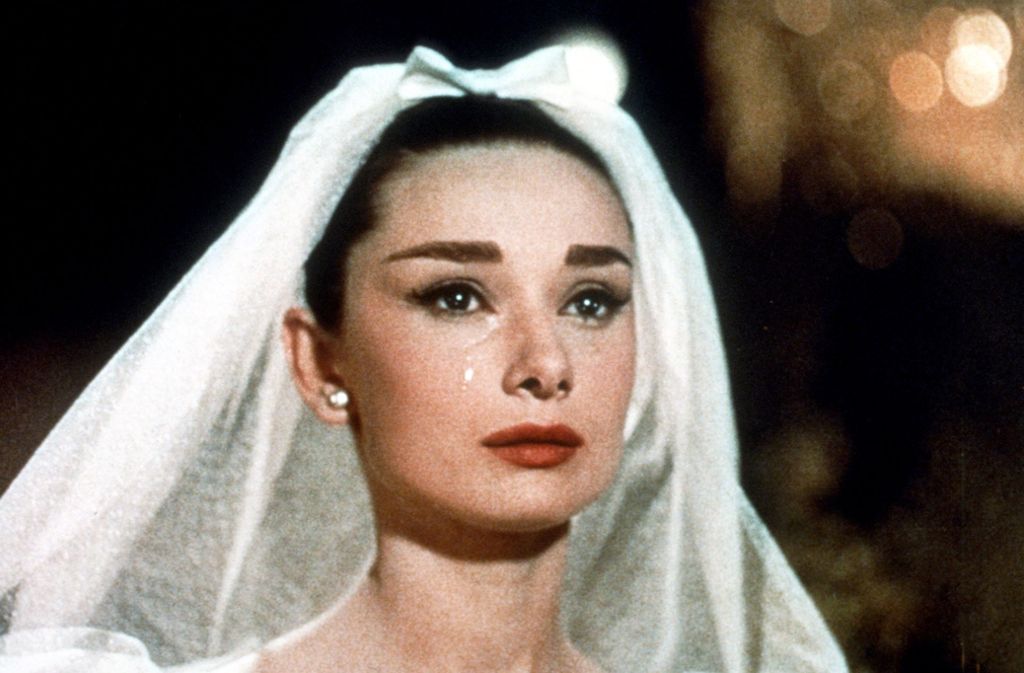 Jo (Audrey Hepburn) empfindet ihr Brautkleid bei einer Modenschau als bittere Ironie.