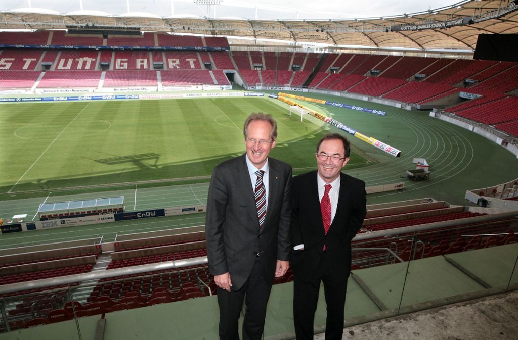 Bekannt ist Staudt auch für seine Rolle beim Umbau des Stuttgarter Stadions in eine reine Fußballarena. Das Foto zeigt ihn gemeinsam mit dem früheren OB Stuttgarts Wolfgang Schuster.