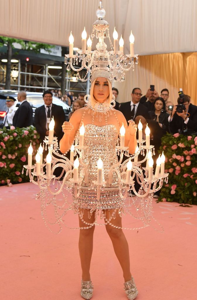 Oh, wie theatralisch: 2019 war kein Jahr der Zurückhaltung. Das zeigte sich besonders bei großen Events wie der Met-Gala, wo sich Katy Perry als Kronleuchter „verkleidete“ ...