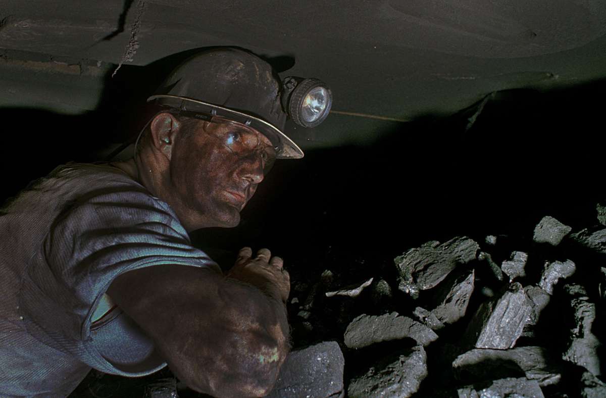 Что с шахтерами на шахте пионер сегодня. Шахтер угольной Шахты. Добыча угля в шахте. Горняк в шахте. Шахтеры в угольной шахте.