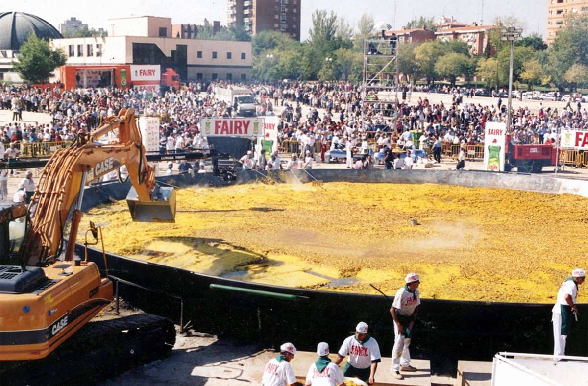 Die größte Paella der Welt – zubereitet 1992 in Valencia und 27 215 Kilo schwer – wurde mithilfe eines Baggers serviert.