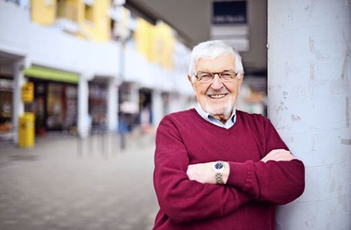 Respekt! Der ehemalige Geschäftsführer der Jugendhausgesellschaft Stuttgart, Walter Häbe (90),  kümmert sich ehrenamtlich um Flüchtlinge in Neugereut. Foto: Lichtgut/Max Kovalenko