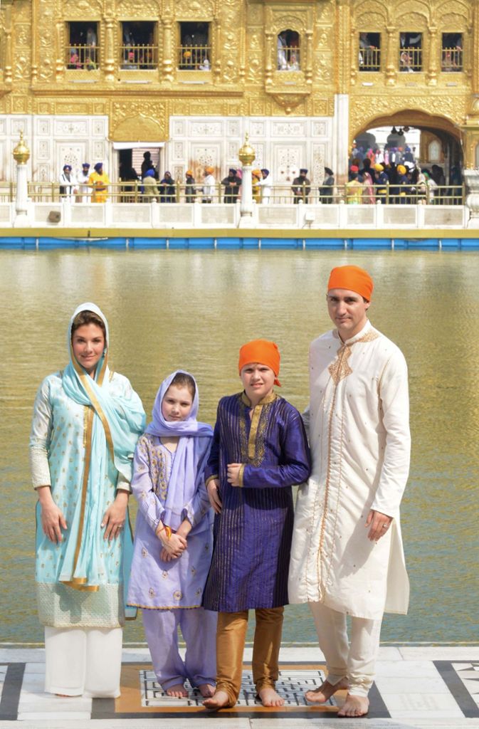 Trudeau hat seine Familie dabei, die ebenfalls durch eher indisch-bunte Outfits auffällt.