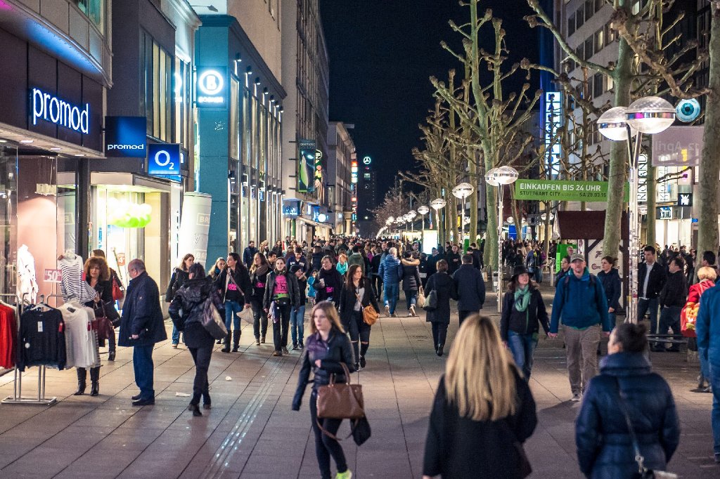 Bis 24 Uhr in den Geschäften stöbern, verschiedenen Bands lauschen oder Häppchen probieren - die lange Einkaufsnacht am Samstag hat nach Stuttgart gelockt.