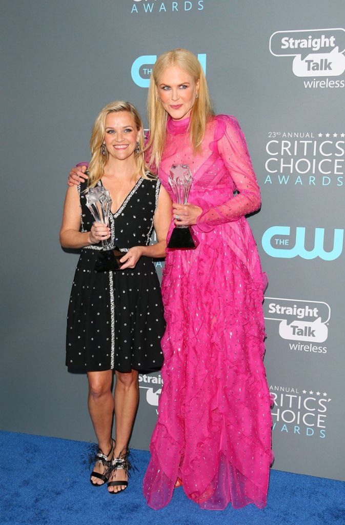 Während Reese Witherspoons (links) Kleidchen an eine übergroße Kosmetik-Tasche von Swarovski erinnert, quält Nicole Kidman die Augen des Publikums mit einem kaum erträglichen Altrosa.