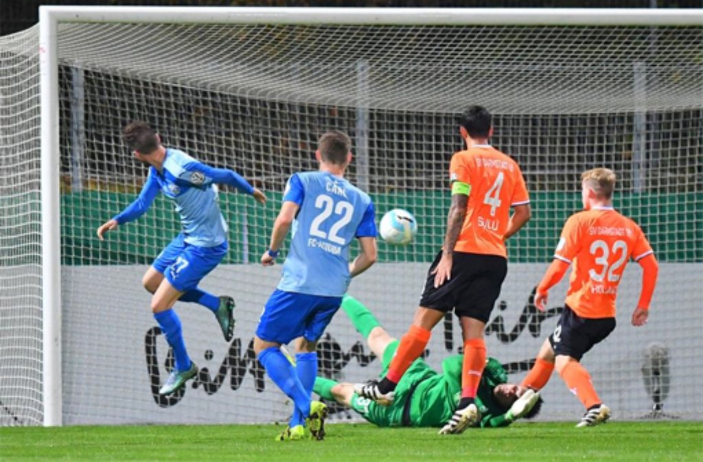 Der krasse Außenseiter besiegt den Erstligisten Darmstadt 98 durch ein Tor von Nico Hillenbrand in der 32. Minute und steht erstmals in der Vereinsgeschichte im Achtelfinale des DFB-Pokals.