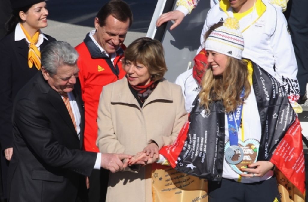 24. Februar 2014: Joachim Gauck und Daniela Schadt begrüßen am Flughafen in München die deutschen Olympioniken.