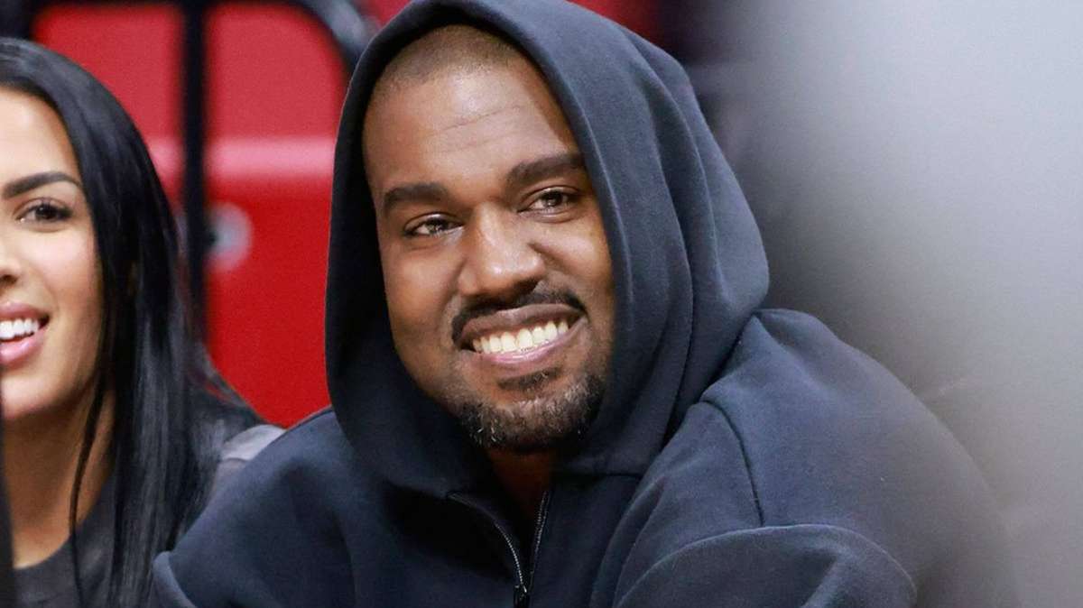 Hier trug Kanye West noch keine Titanprothese – Der Rapper zeigt seine Zähne.