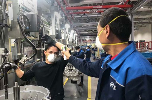 ZF hat in China kurzerhand eine eigene Maschine für Atemschutzmasken angeschafft. Foto: imago/photothek