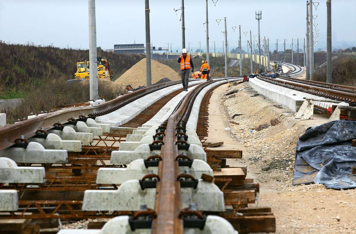 Auf der ICE-Neubaustrecke werden jetzt bereits die ersten Schienen verlegt. Das Bauwerk wird regelmäßig kontrolliert, damit etwaige Risse gleich ausgebessert werden können.