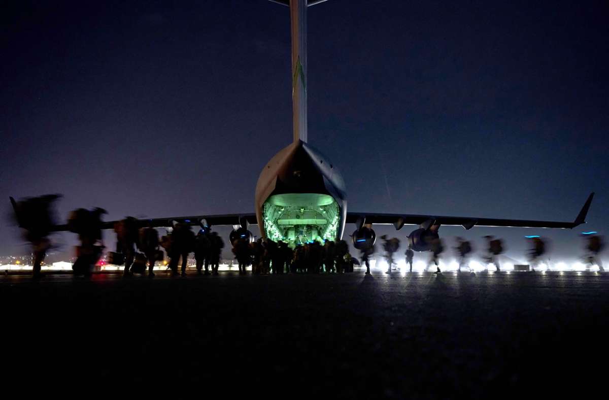 Abzug bei Nacht: US-Soldaten besteigen die letzten Maschinen in Kabul.