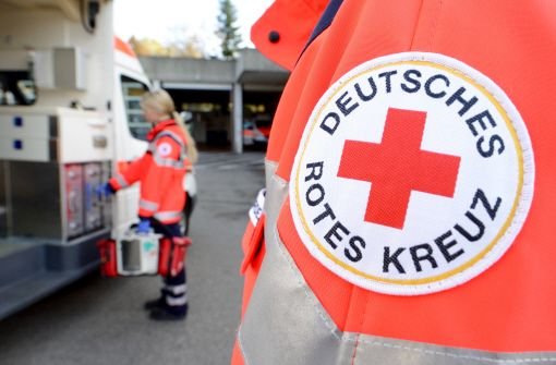 Mit schweren Verletzungen ist am Sonntag ein 26-Jähriger in Ehningen in ein Krankenhaus eingeliefert worden. Er war von einem sechs Meter hohen Dach gestürzt. Foto: dpa/Symbolbild