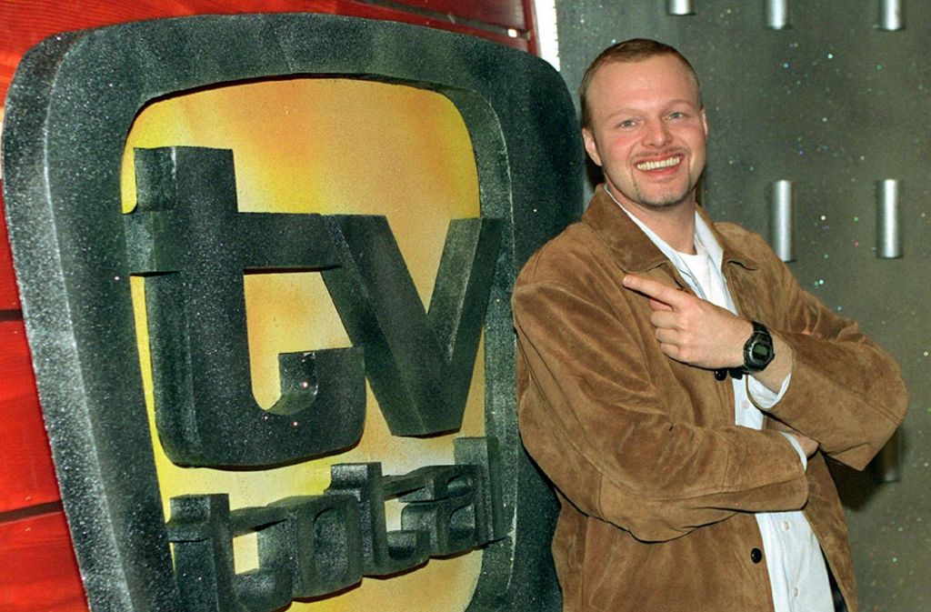 März 1999 Stefan Raab wechselt von Viva zu ProSieben und bekommt prompt seine eigene Show: „TV total“. Zunächst läuft die Sendung wöchentlich, bald schon wird die Frequenz auf vier Shows pro Woche erhöht.