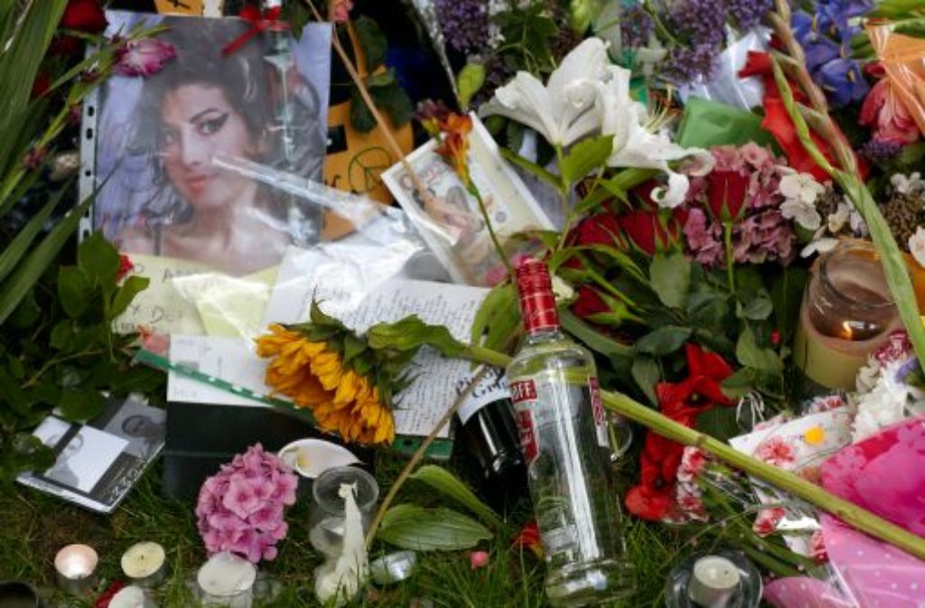Am 23. Juli 2011 wird Amy Winehouse tot in ihrer Londoner Wohnung gefunden. Die Autopsie ergibt, dass die Soulsängerin mehr als vier Promille Alkohol im Blut hatte. Die Medien sortieren sie sofort in den "Club 27" - auch Musiklegenden wie Jimi Hendrix, Kurt Cobain, Jim Morrison oder Janis Joplin starben mit 27 Jahren - meist nach erheblichen Drogenproblemen.