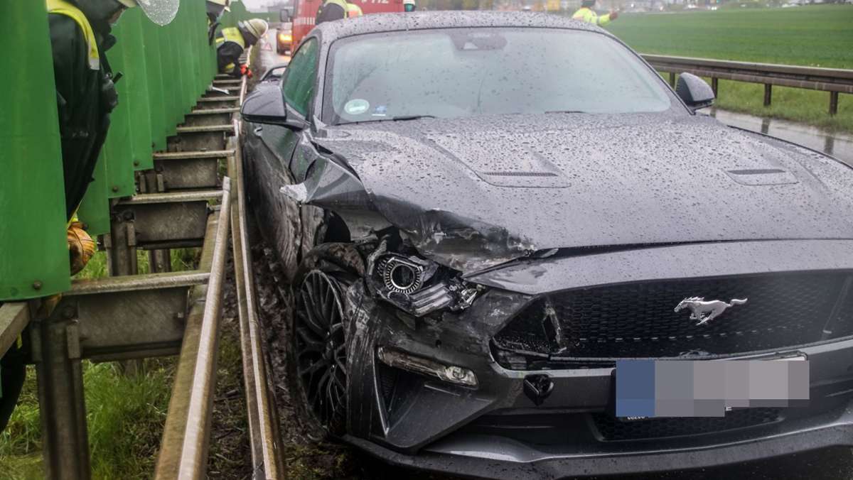 Unfall bei Renningen: Mit nagelneuem Ford Mustang in Leitplanke gekracht