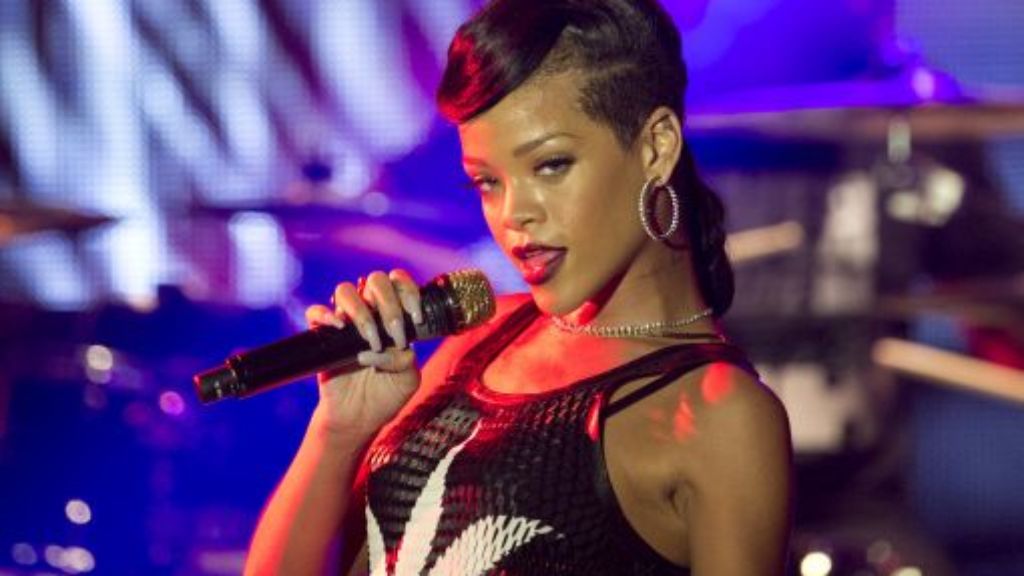  Mehr als drei Stunden lässt R&B-Sängerin Rihanna beim Konzert in Berlin auf sich warten - wurde aber schließlich zu mitternächtlicher Stunde umjubelt. 