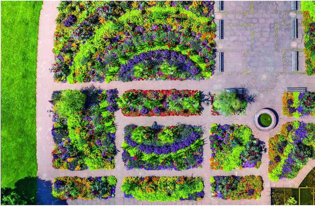 Aus den Luftaufnahmen hat Benjamin Sauer einen Kalender gemacht: „Kornwestheim von oben“. Drei der Motive zeigen wir hier. Das September-Bild: eine Luftaufnahme vom Blumenbeet im Stadtgarten.