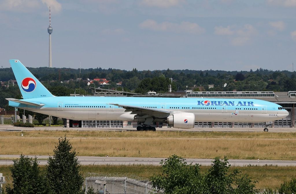 Die Maschine der Korean Air auf dem Stuttgarter Flughafen auf dem Weg zur Startbahn für den Rückflug nach Zürich.