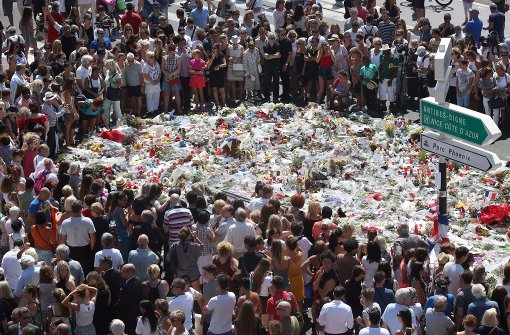 Hunderte Menschen gedachten in Nizza der Verstorbenen. Foto: AP