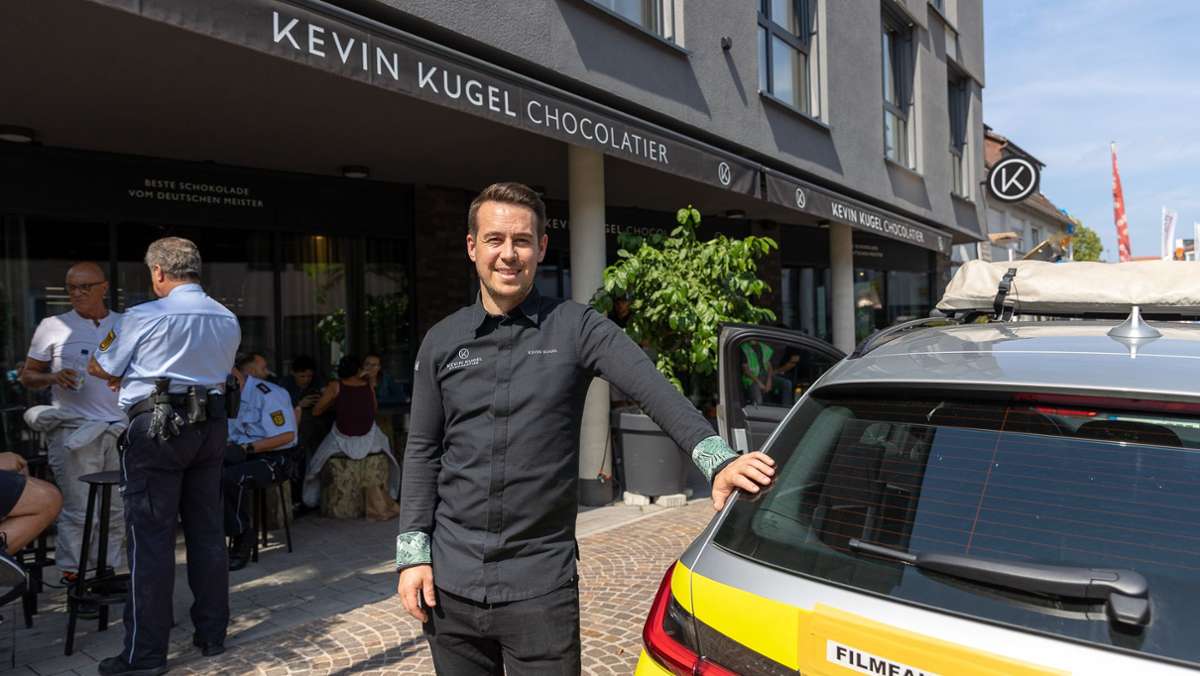 Dreharbeiten bei  Kevin Kugel in Sindelfingen: SOKO-Ermittler suchen in Chocolaterie nach dem Mörder