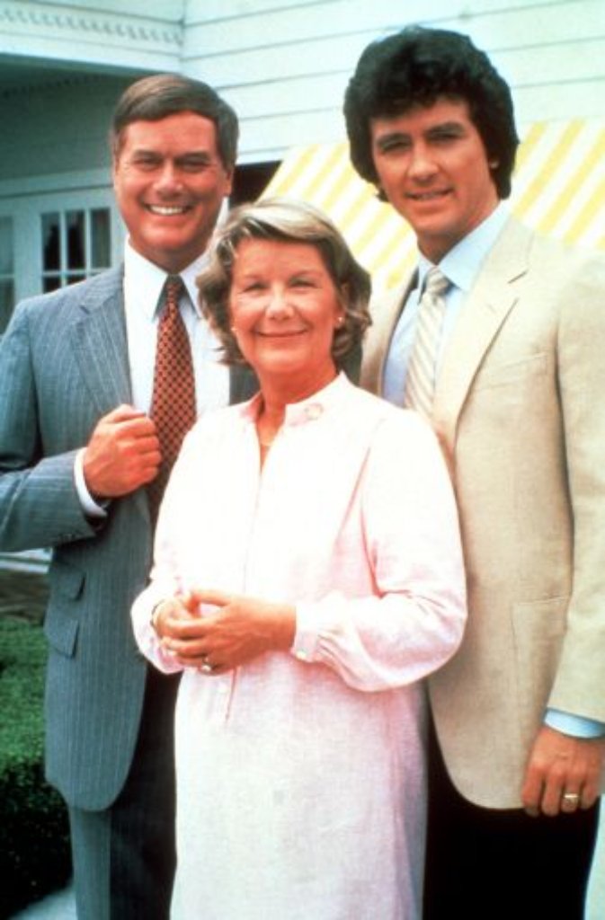 Miss Ellie (Barabara Bel Geddes) mit ihren Söhnen J. R. Ewing (Larry Hagman, links) und Bobby Ewing (Patrick Duffy) in der US-Fernsehserie "Dallas", aufgenommen 1982.