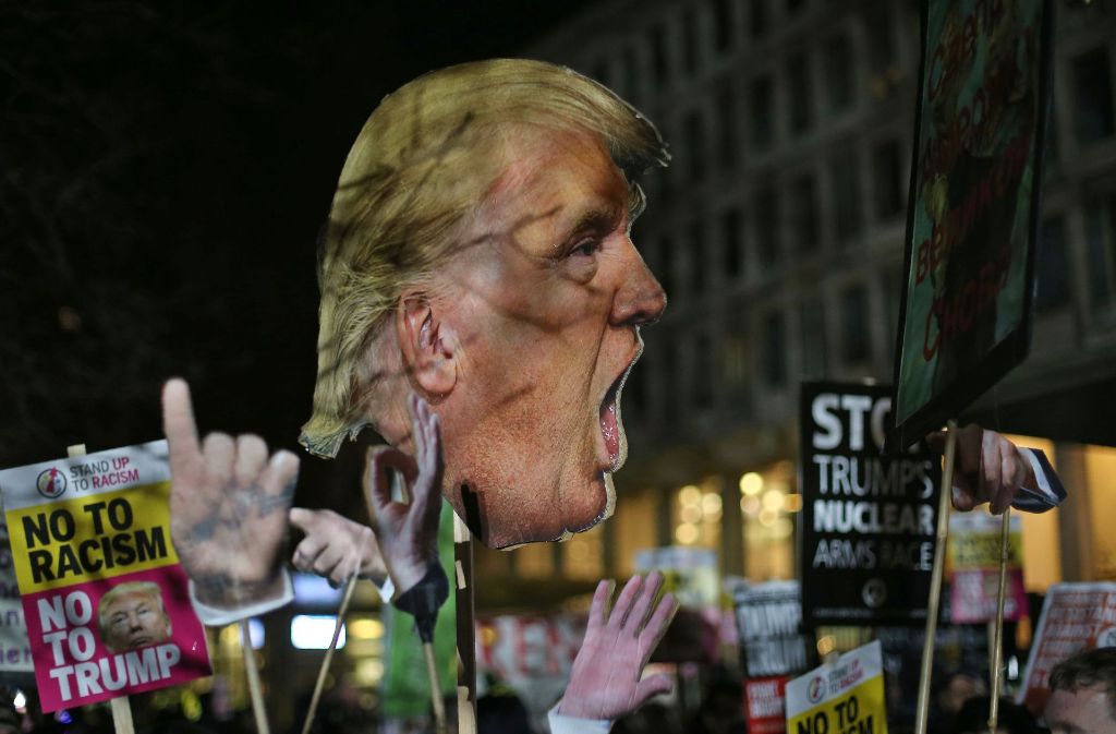 Trumps Gesicht dominiert die Protestplakate – hier vor der amerikanischen Botschaft in London.