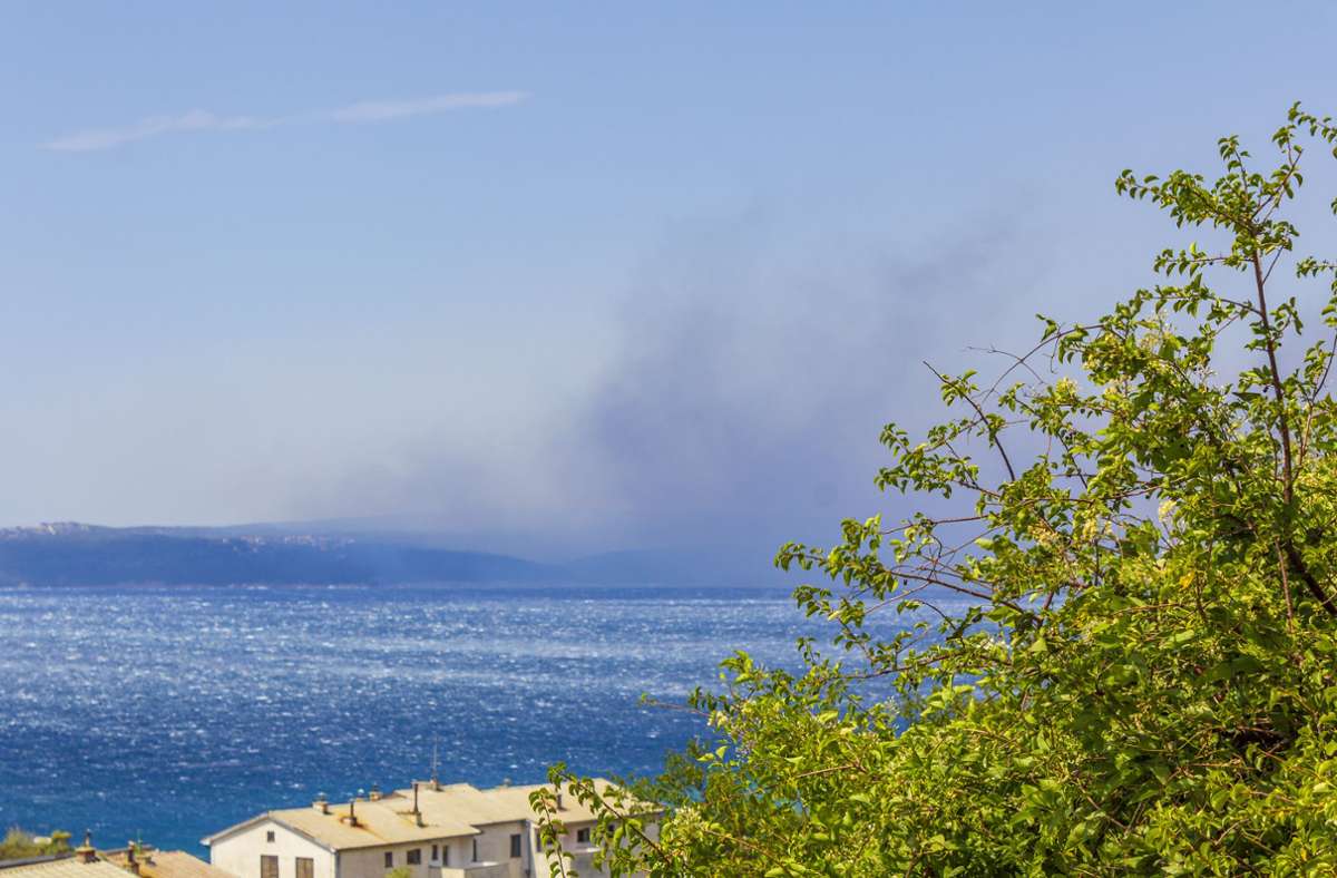 Örtliche Medien veröffentlichten Fotos von dichtem Rauch, der bis ins rund 15 Kilometer südlich der Insel gelegene Split drang.