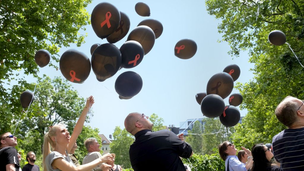 Gedenken an Drogentote in Stuttgart: Die Luftballons tragen Trauer