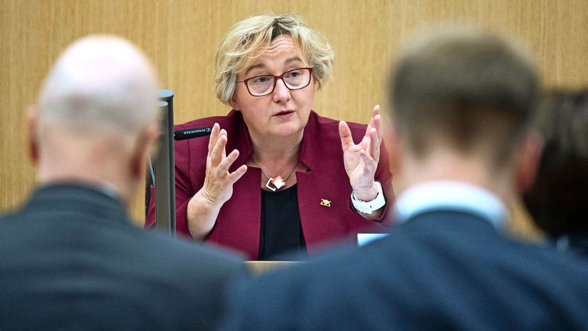 Grünen-Ministerin Theresia Bauer: Einsatz für  Gentechnik verstört die Parteifreunde
