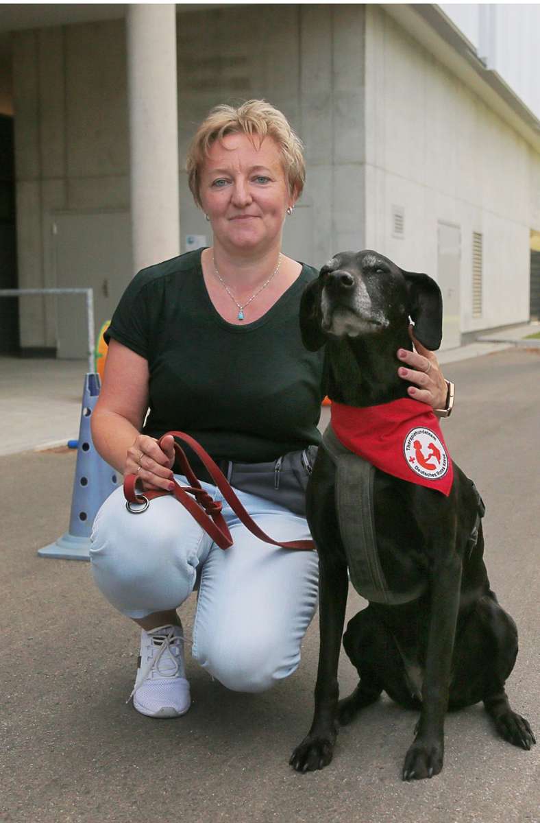 Therapiehund Shana hat Marina Marzen geholfen, ihre Angst vor Hunden zu überwinden.