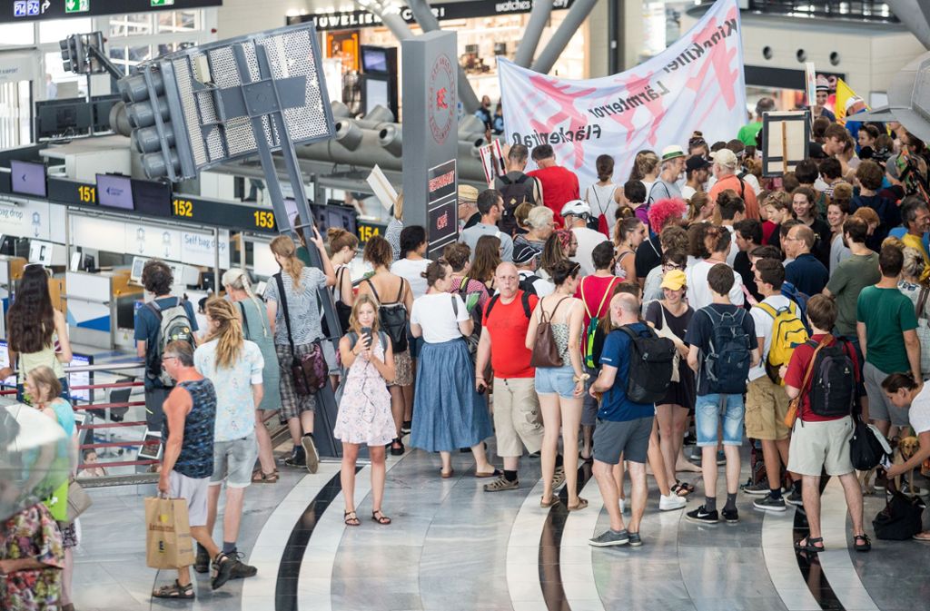 Zahlreiche Schüler haben an der Fridays for Future Demonstration am Stuttgarter Flughafen teilgenommen.