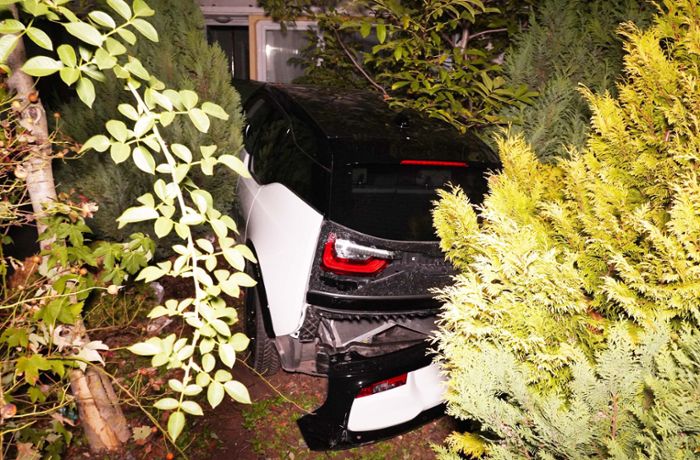 Unfall in Zuffenhausen: Opa lässt Enkel wohl ans Steuer – BMW kracht gegen Autos und Haus