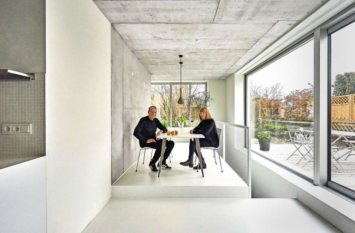 Im Erdgeschoss leben Barbara und Hartmut Pflüger, die Schwiegereltern des Architekten. In ihrem 71-Quadratmeter-Apartment haben sie alles auf einer Ebene.