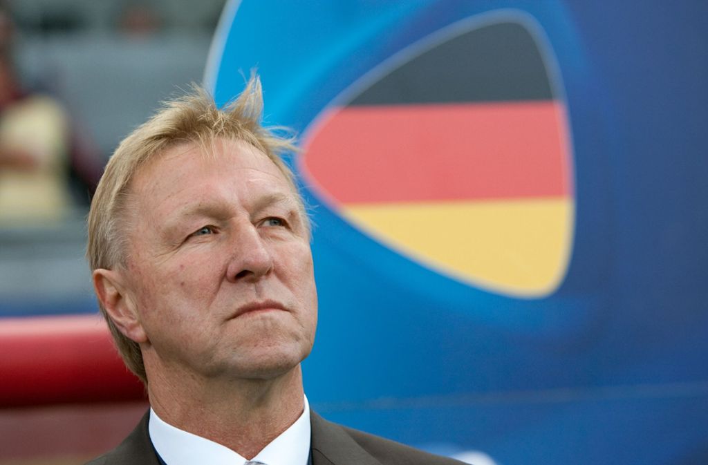 Trainer der Europameister von 2009 war Horst Hrubesch. Der ehemalige Stürmer betreute zwischen 2000 und 2016 verschiedene Jugendmannschaften des DFB. Zuletzt war er als Interimscoach bei den deutschen Frauen tätig.