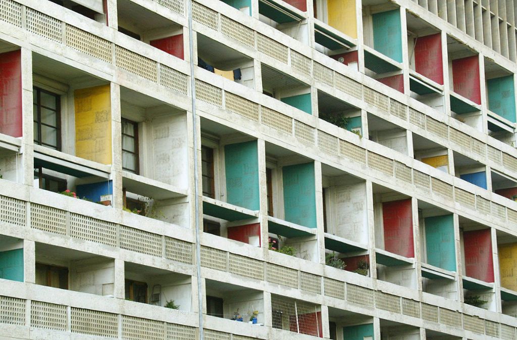 Ein  Freigeschoss mit Stützen trägt Le Corbusiers 1952 eröffneten Wohnturm „Cité radieuse“ in Marseille. Foto: AFP