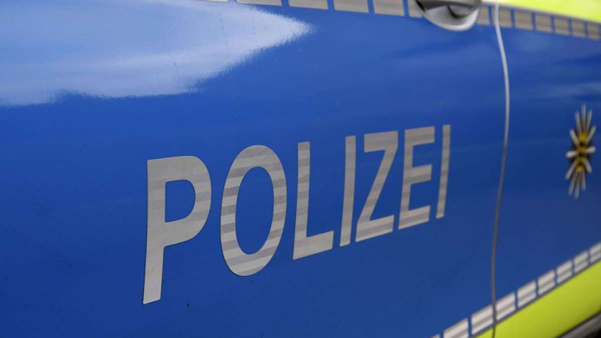 Polizeibericht: Lastwagen rammt Marmorsäule in Bondorf