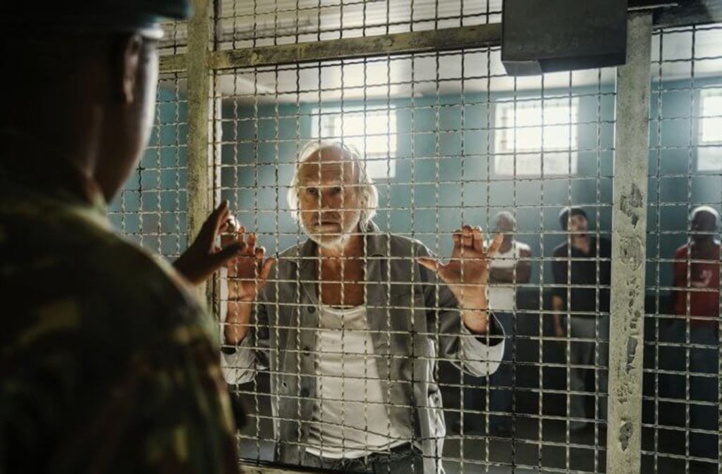 ls Martin Endler (Siemen Rühaak, Mitte) in die Zelle mit anderen Häftlingen geführt wird, blickt er den den Gefängniswärter (Komparse) hilfesuchend an.
