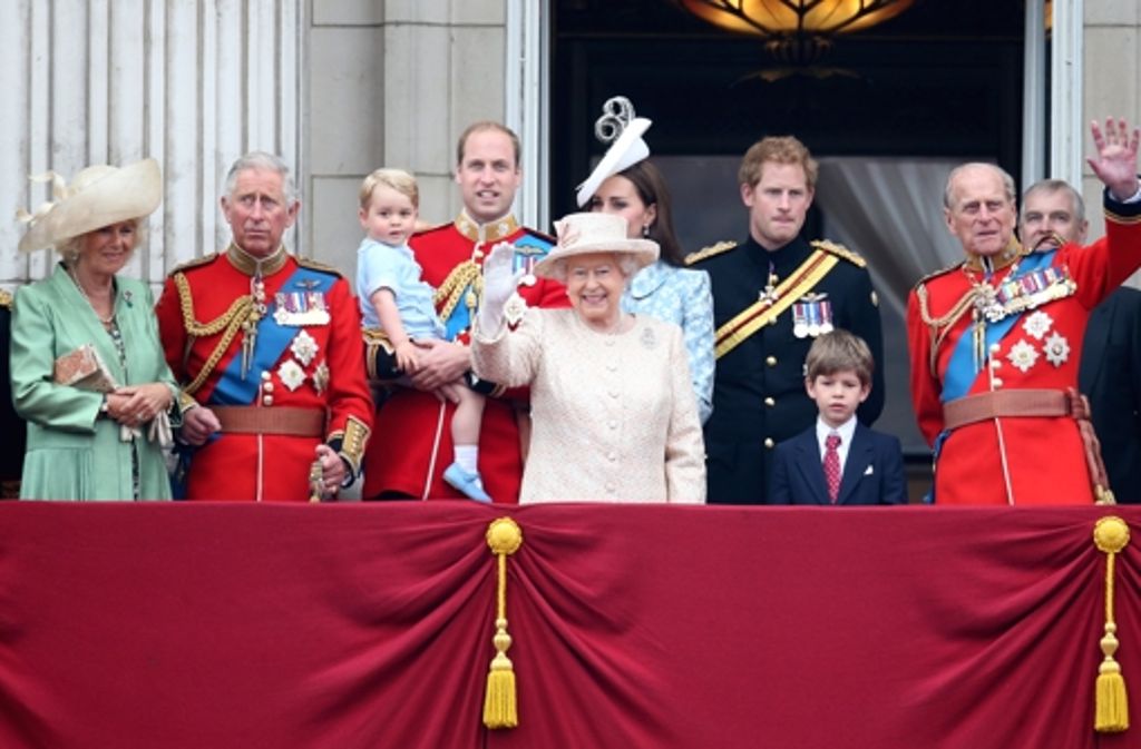 Camilla und Prinz Charles, Prinz George auf dem Arm seines Vaters, Prinz William, Herzogin Kate, Queen Elizabeth II. und ihr Mann Prinz Philip.
