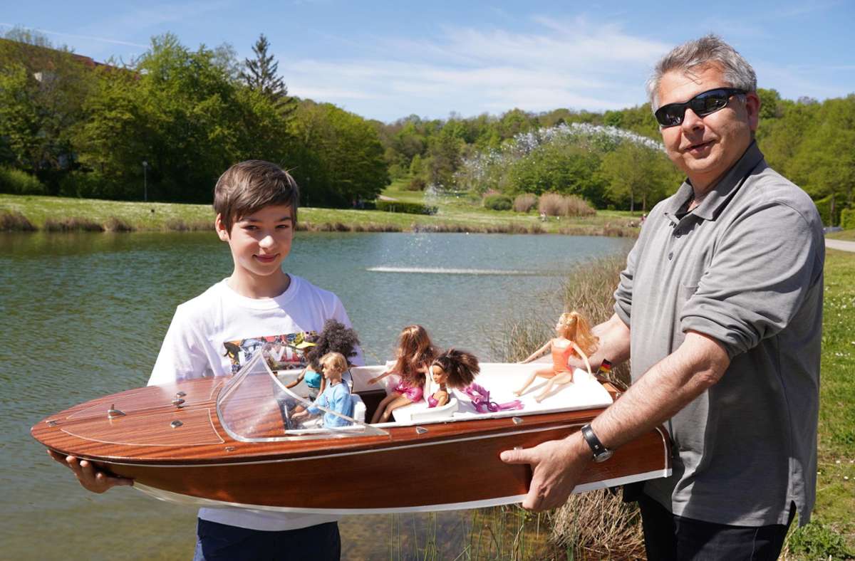 Bootsfahrt am Egelsee in S-Nord: Vater Steffen (56 ) hat mit Sohn Timo (11) während der Corona-Pandemie in 300 Stunden Arbeit diese E-Sportboot gebaut.