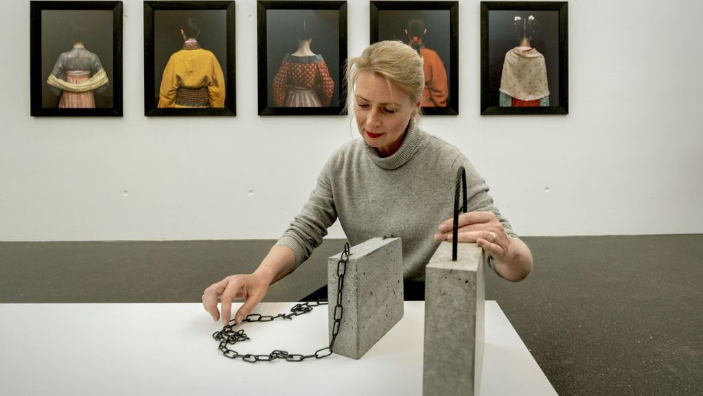 Ausstellung in Ludwigsburg über  Mode: Handtaschen aus Beton und elektrisierende Kleider