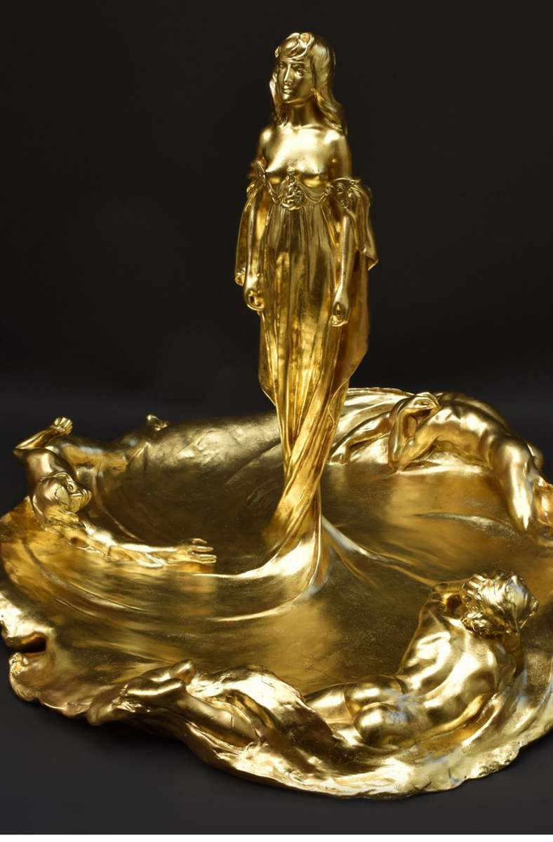 Alles fließt: die vergoldete Figur „Der Strudel“ von Max Blondat (1902-1903) ist eines der schönsten Objekte in der Ausstellung im Badischen Landesmuseum Karlsruhe.
