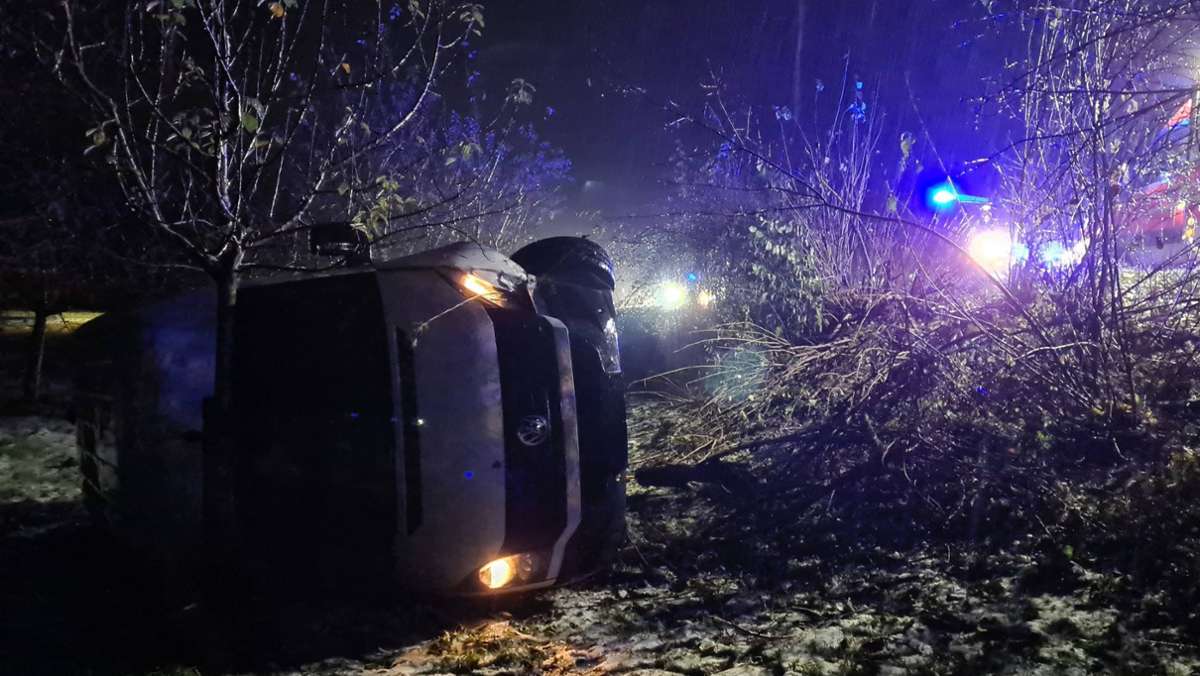 Schnee im Kreis Esslingen: Unfälle auf glatter Fahrbahn - Transporter fährt Böschung hinunter
