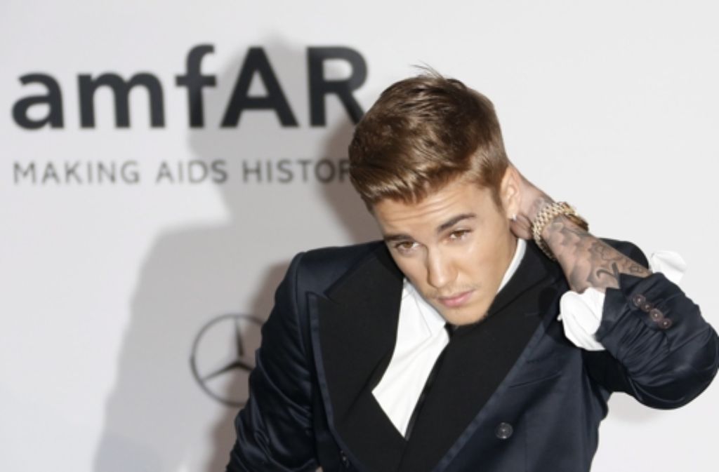 Popstar Justin Bieber wurde auf einer Jacht posierend vor Miami fotografiert.