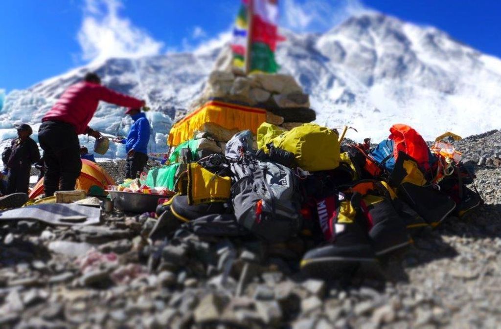 Die Puja des Everest-Trios im vorgerschobenen Basislager.