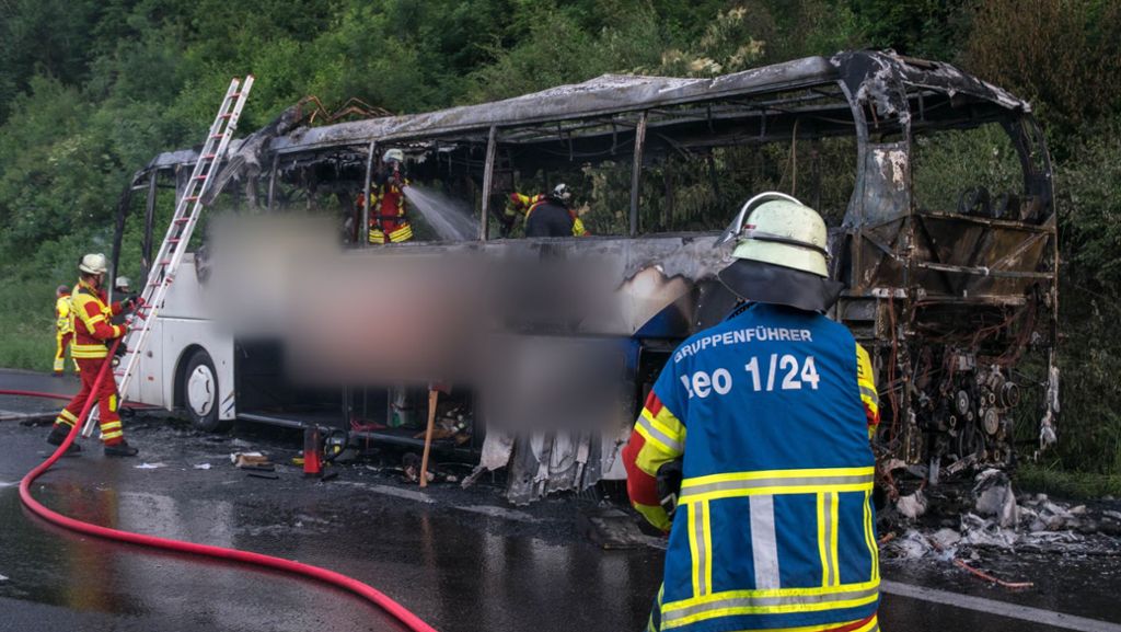 A8 beim Dreieck Leonberg: Reisebus brennt vollständig aus