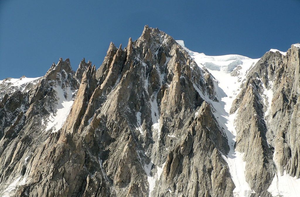 Blick auf die Nordostseite des Glacier du Géant mit dem Arete du Diablo. Die Aiguilles du Diable (deutsch: Teufelsspitzen) sind fünf Felsnadeln über 4000 Meter Höhe auf dem Südostgrat (auch Teufelsgrat) des Montblanc du Tacul.