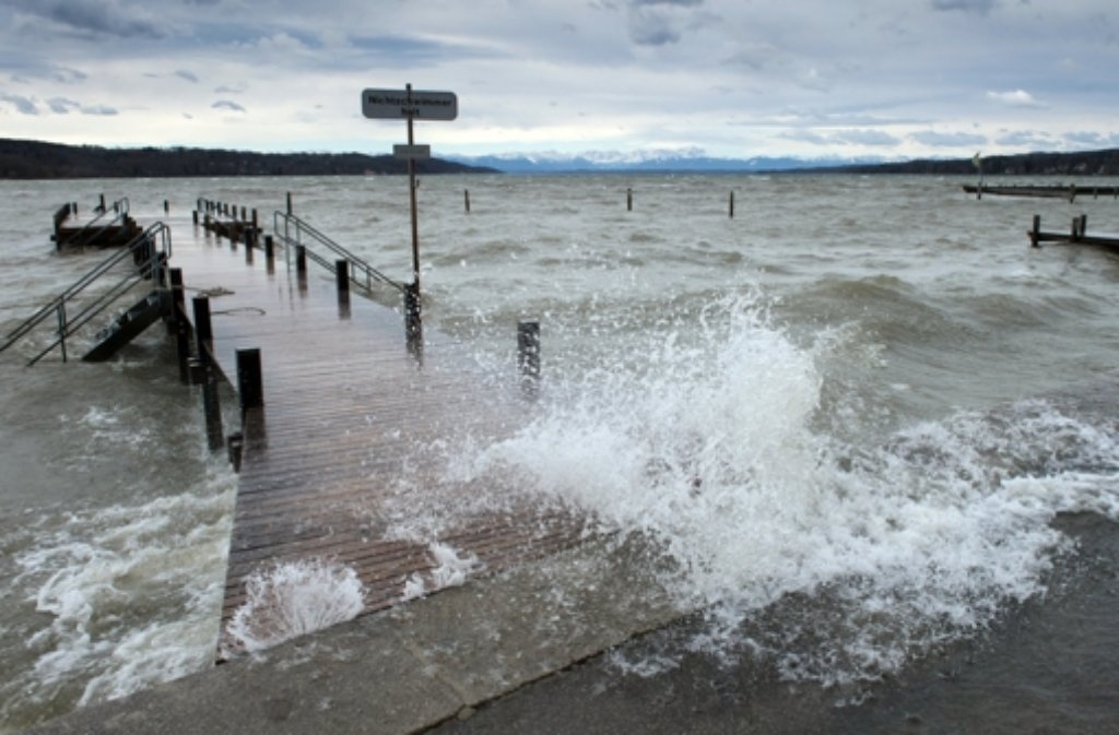 Der Starnberger See wird vom Wind aufgepeitscht.