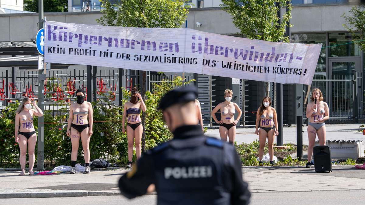 Kurz vor dem Finale: Halbnackte Frauen demonstrieren gegen „Germany’s Next Topmodel“