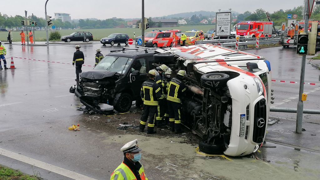Unfall in Weilimdorf: Rettungswagen stößt mit Auto zusammen – mehrere Verletzte